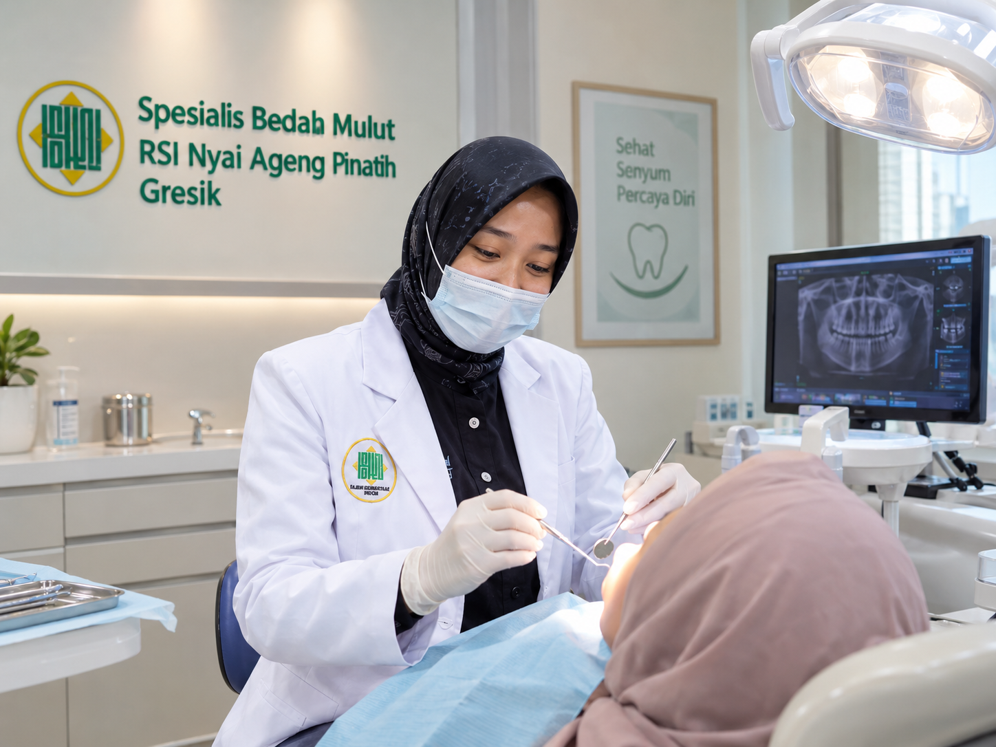 Dokter Spesialis Bedah Mulut RSI Nyai Ageng Pinatih Gresik melakukan tindakan pemeriksaan klinis sebelum prosedur odontektomi operasi gigi bungsu impaksi
