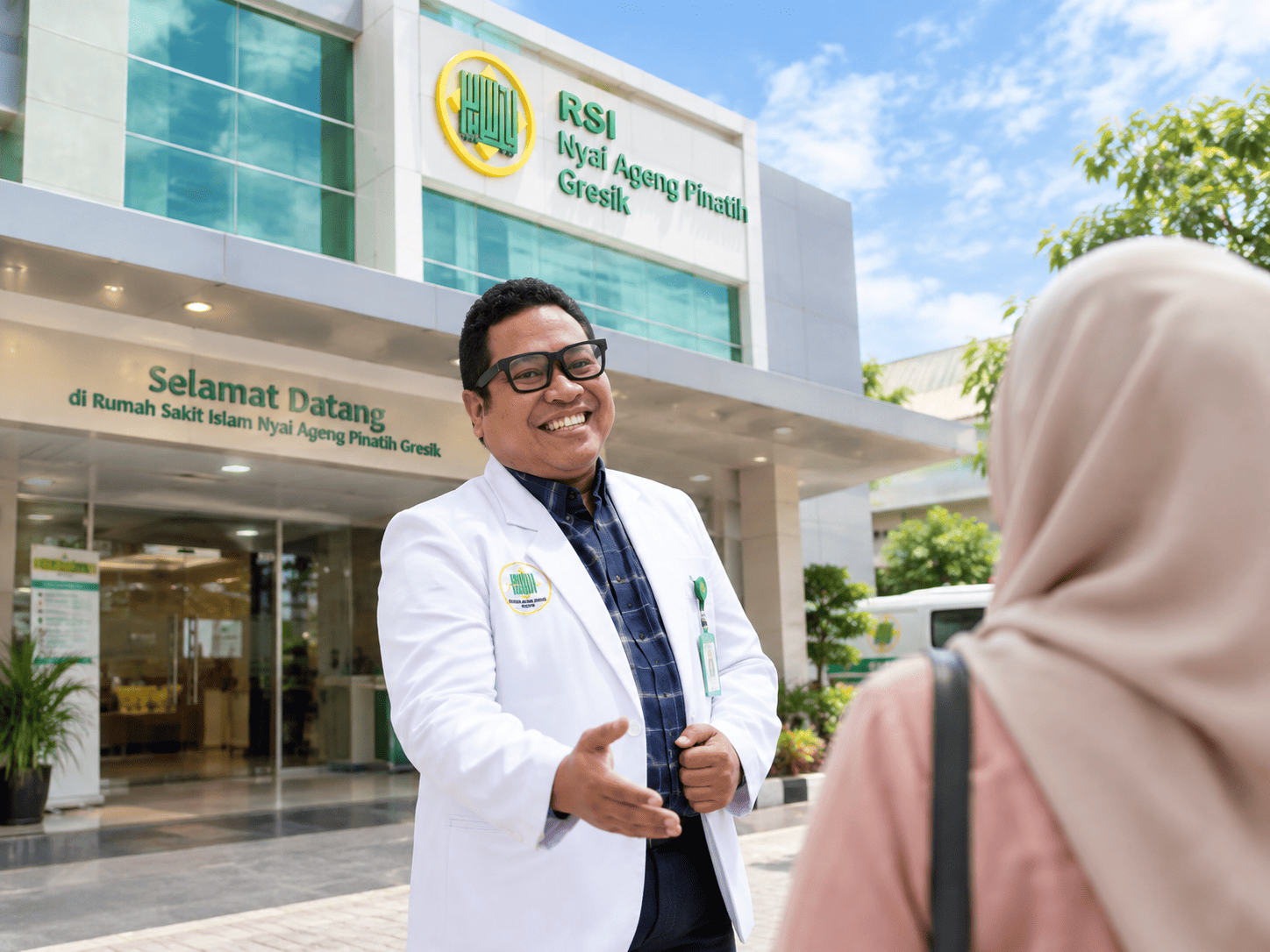 Dokter spesialis bedah dr Wirya Hartanto Danu Prasetia SpB dengan ramah menyambut kedatangan pasien baru di lobi RSI Nyai Ageng Pinatih